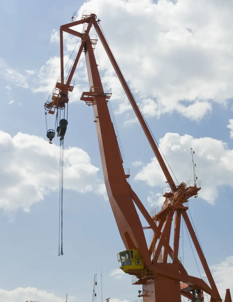 Choosing the Right Wire Rope for Hoist: A Complete Comparison